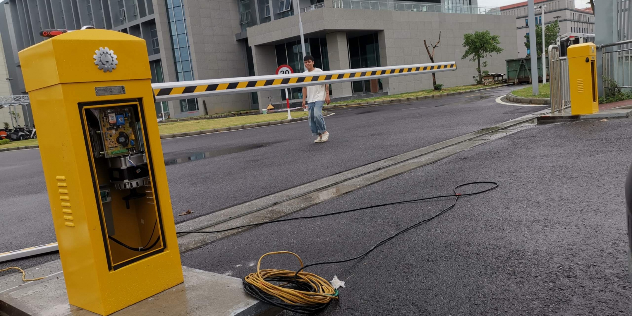 Barie tự động hoạt động ra sao nếu trong điều kiện mưa bão?