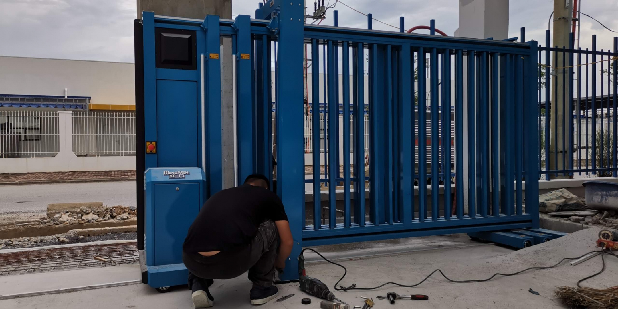 Cận cảnh quá trình Hồng Môn lắp đặt cổng trượt tự động cho nhà xưởng