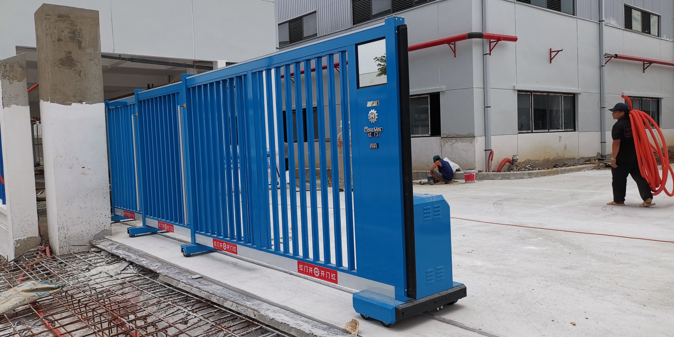 Cận cảnh quá trình Hồng Môn lắp đặt cổng trượt tự động cho nhà xưởng