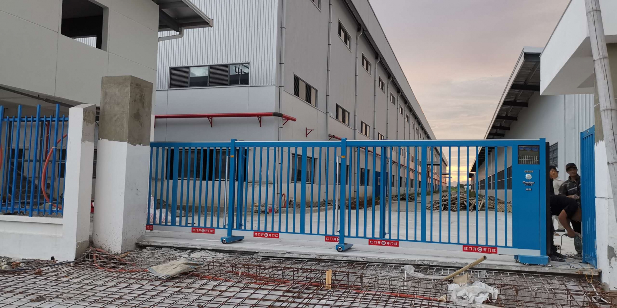 Cận cảnh quá trình Hồng Môn lắp đặt cổng trượt tự động cho nhà xưởng