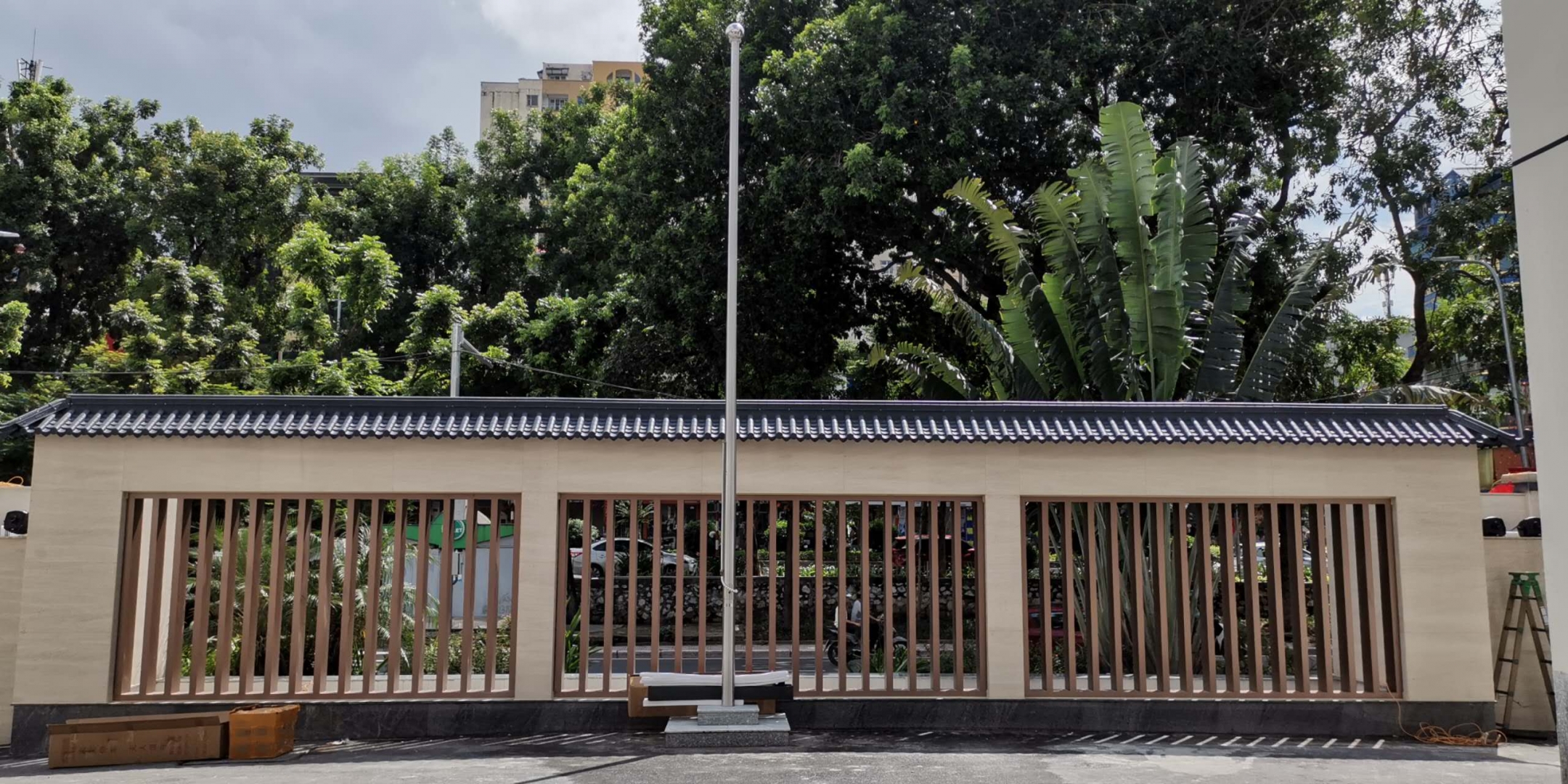 Có Nên Chọn Cột Cờ Nhôm Sơn Tĩnh Điện Thay Vì Cột Cờ Inox?