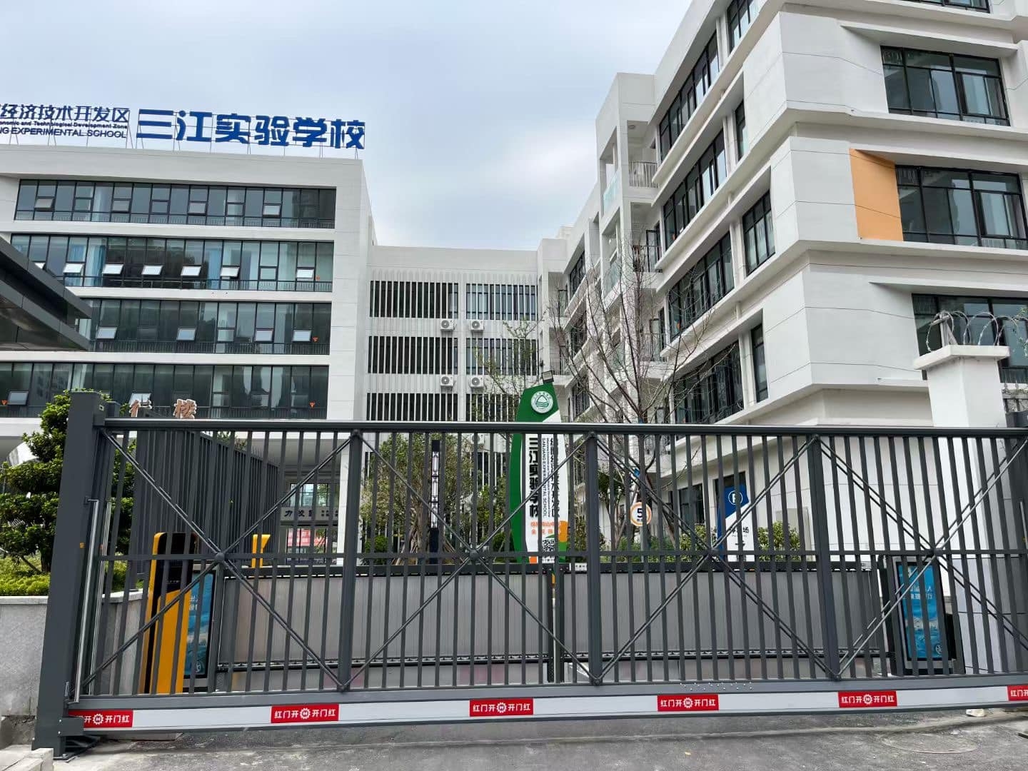 Có nên dùng cổng treo tự động cho nhà phố diện tích nhỏ? Gợi ý thiết kế phù hợp