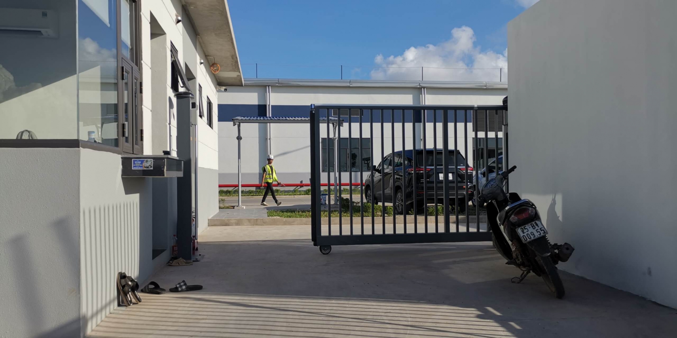 Có nên dùng cổng treo tự động cho nhà phố diện tích nhỏ? Gợi ý thiết kế phù hợp