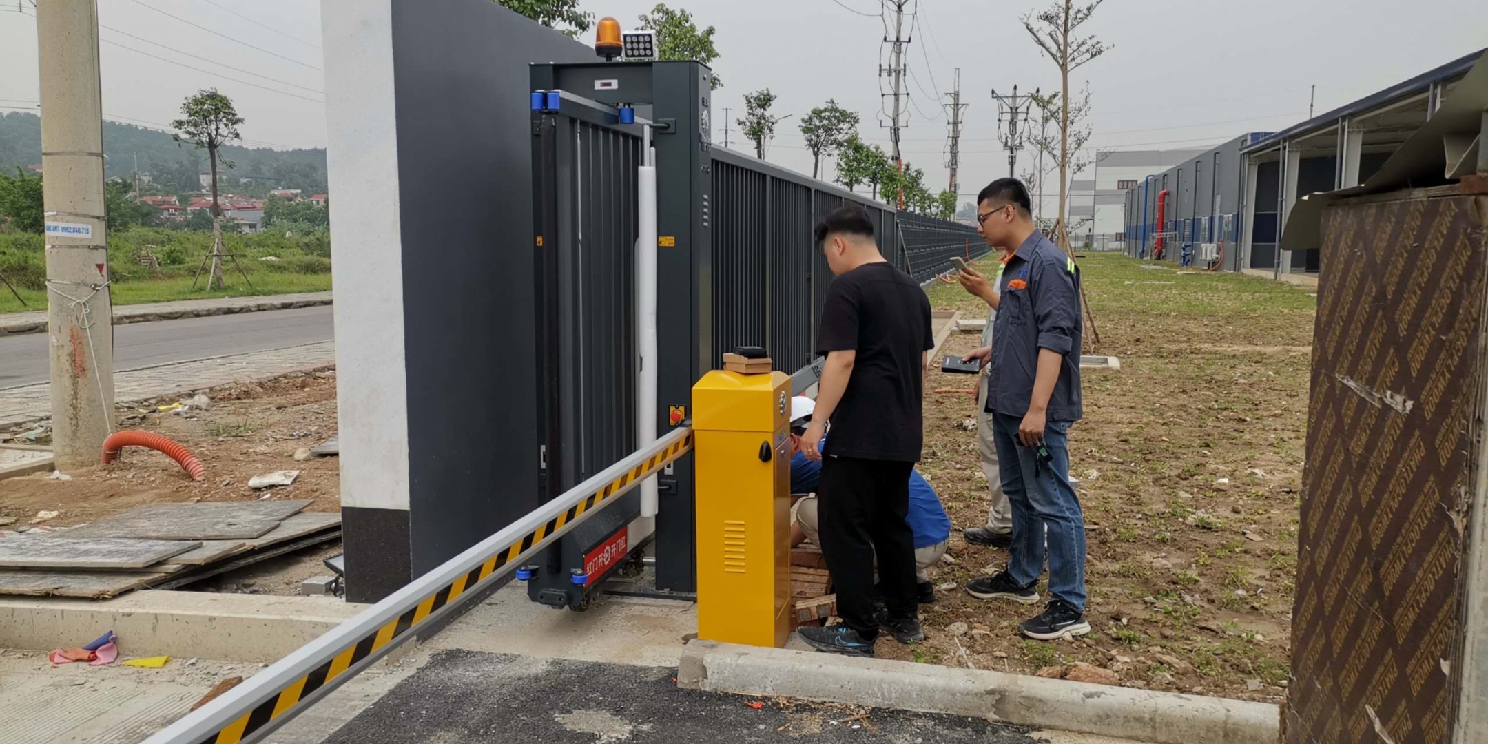 Cổng treo tự động cho khu vực gió mạnh – giải pháp kỹ thuật cần áp dụng ngay