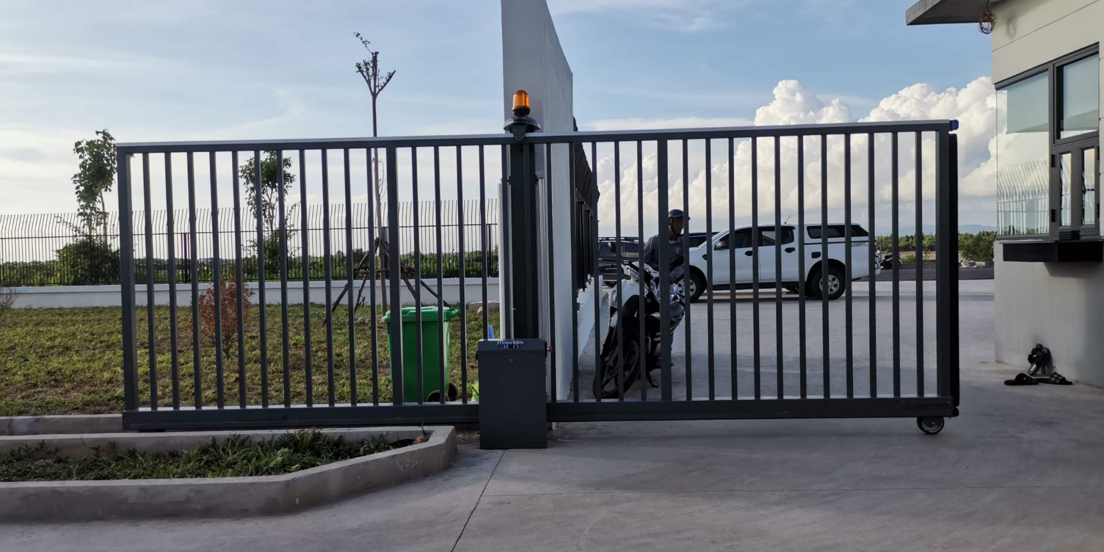 Cổng treo tự động cho khu vực gió mạnh – giải pháp kỹ thuật cần áp dụng ngay