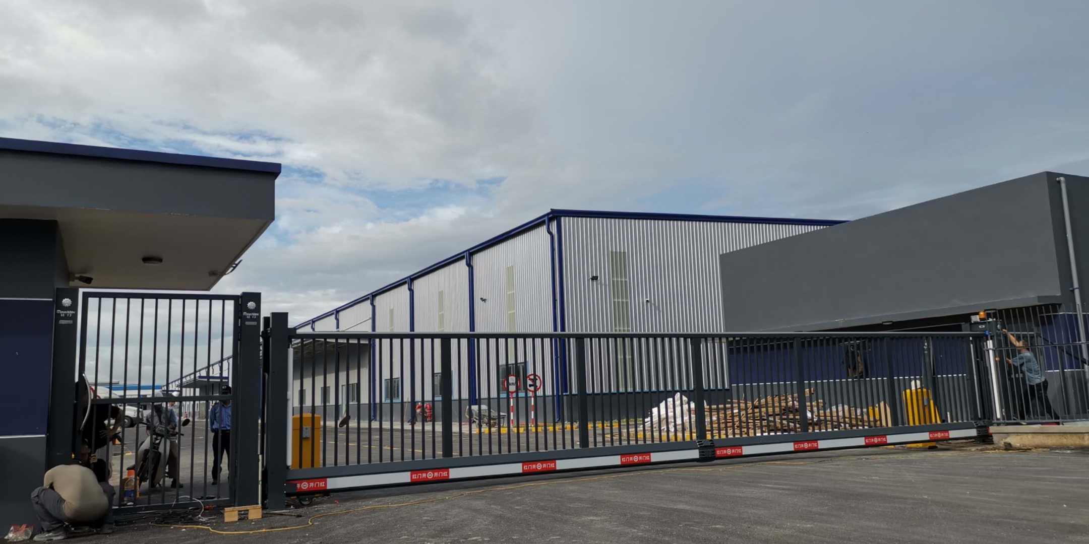 Cổng treo tự động HongMen có gì nổi bật so với các thương hiệu thông thường khác?