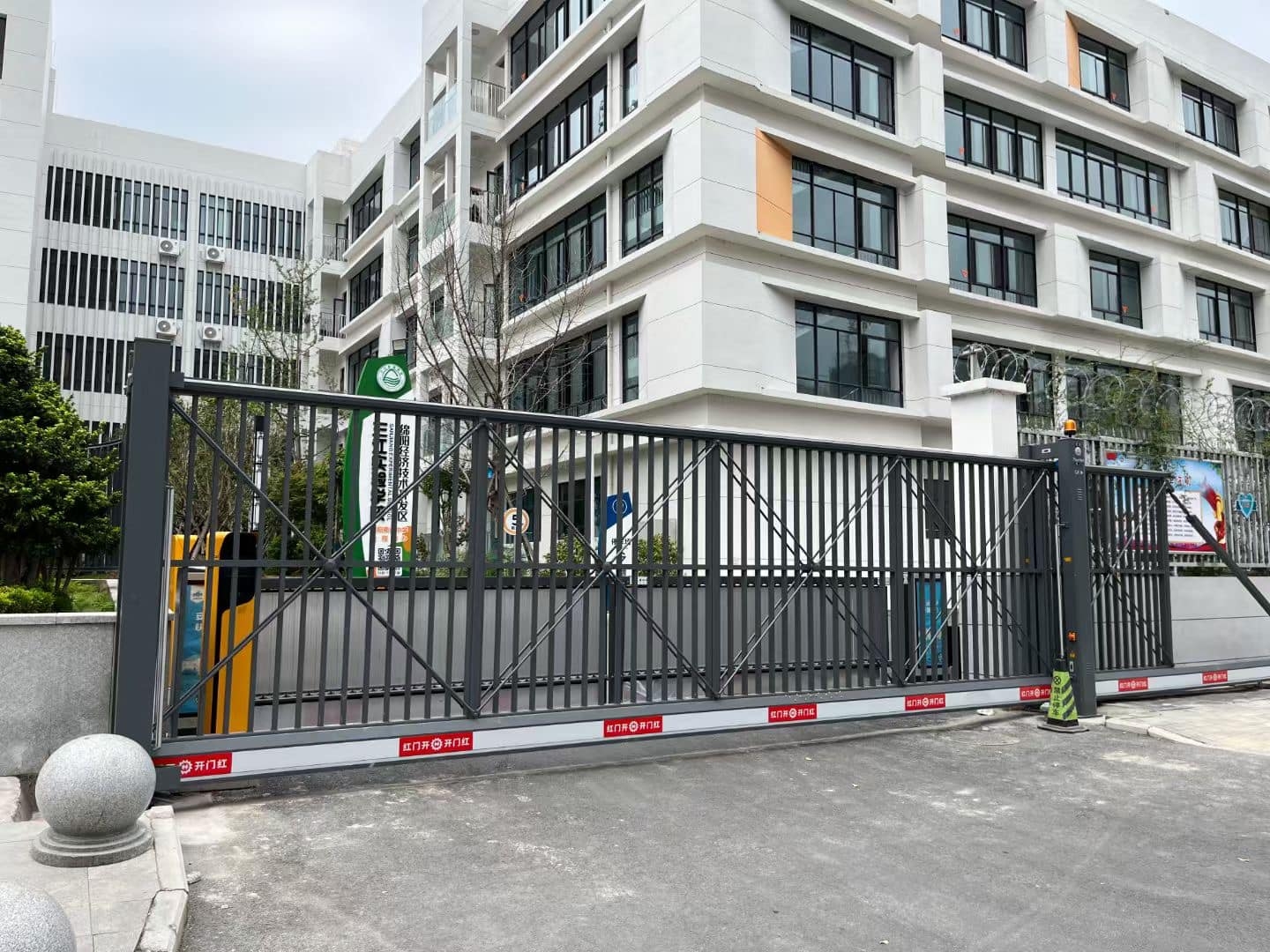 Cổng treo tự động HongMen có gì nổi bật so với các thương hiệu thông thường khác?