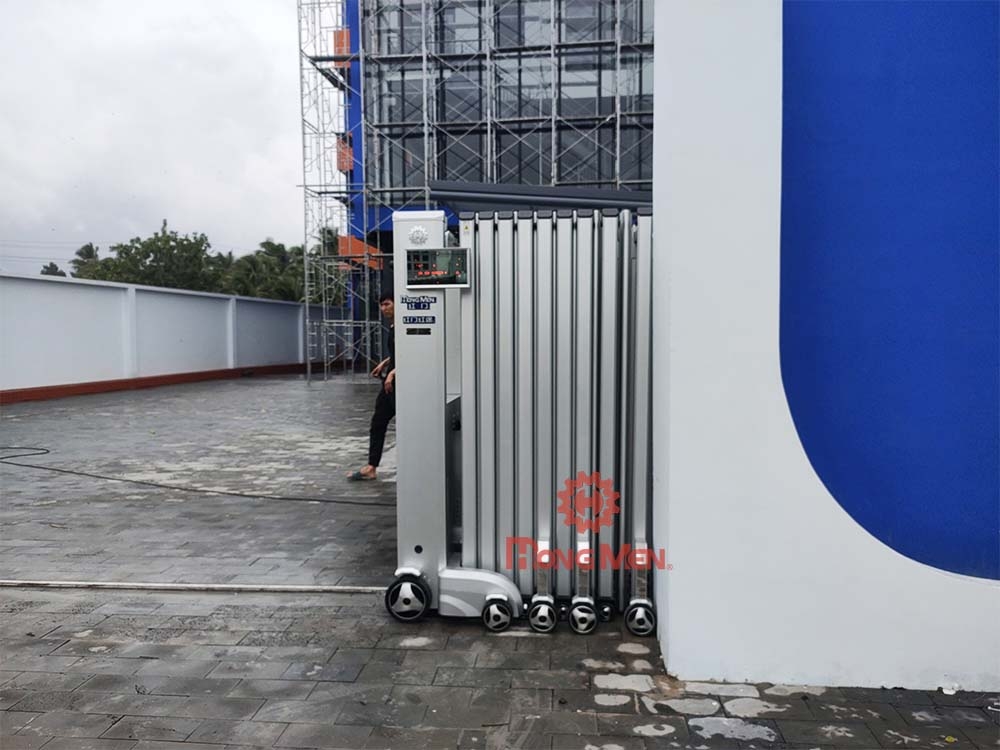 Hình ảnh lắp đặt cổng xếp tự động tại Công Ty TNHH Nội Thất Lai Huy