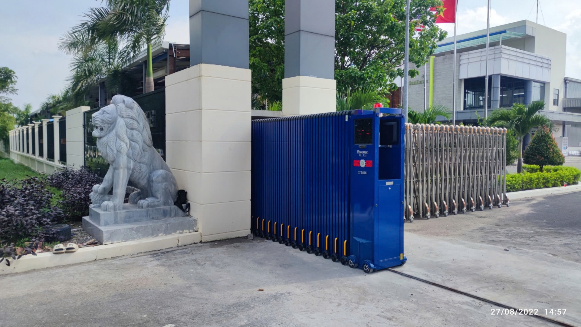 Khóa ly hợp có những ưu điểm gì mà cổng xếp tự động cần phải có?