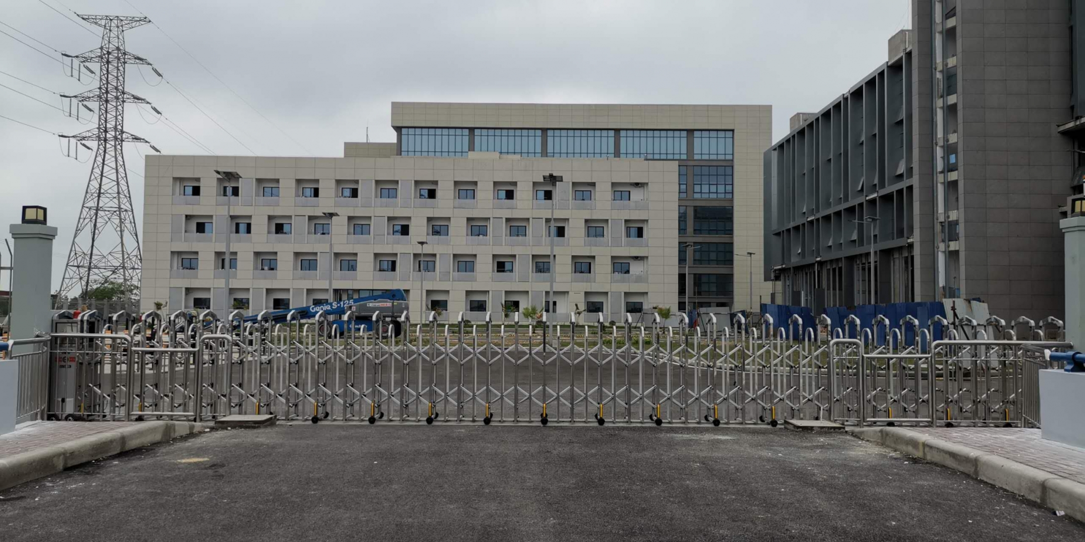 Làm gì khi cổng xếp tự động không mở dù đã có điện?