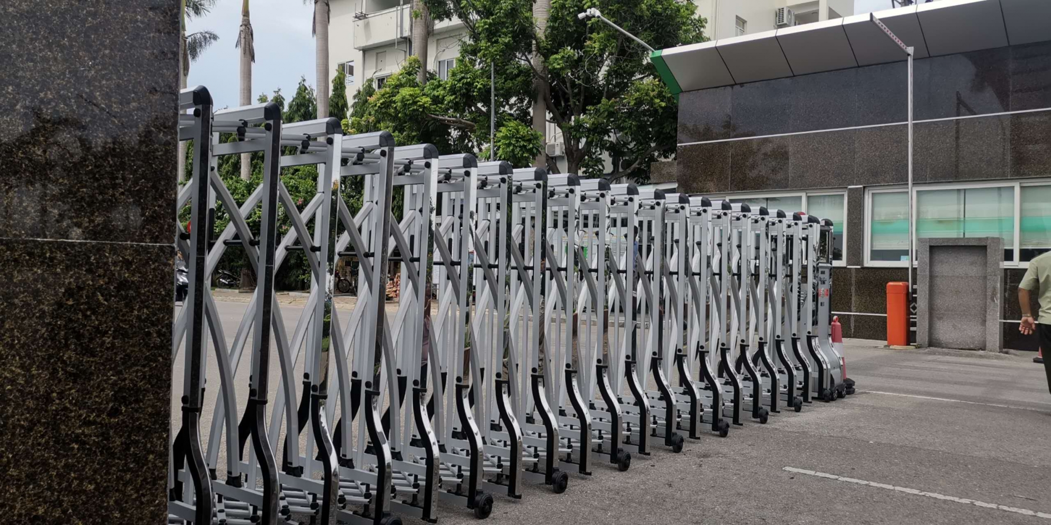 Làm gì khi cổng xếp tự động không mở dù đã có điện?