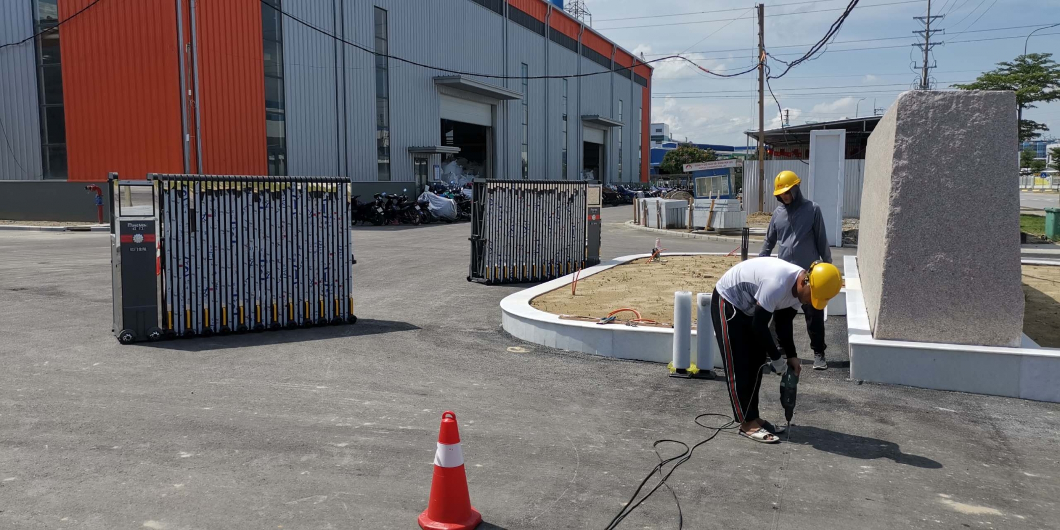 Làm gì khi cổng xếp tự động không mở dù đã có điện?