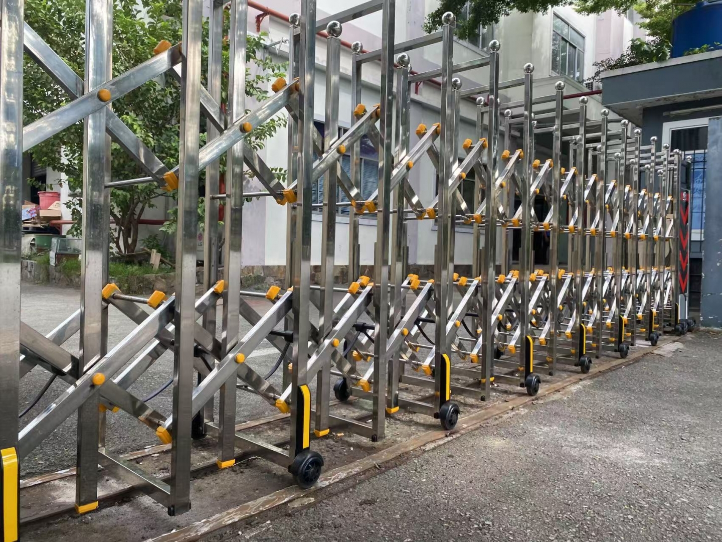 Làm gì khi cổng xếp tự động không mở dù đã có điện?