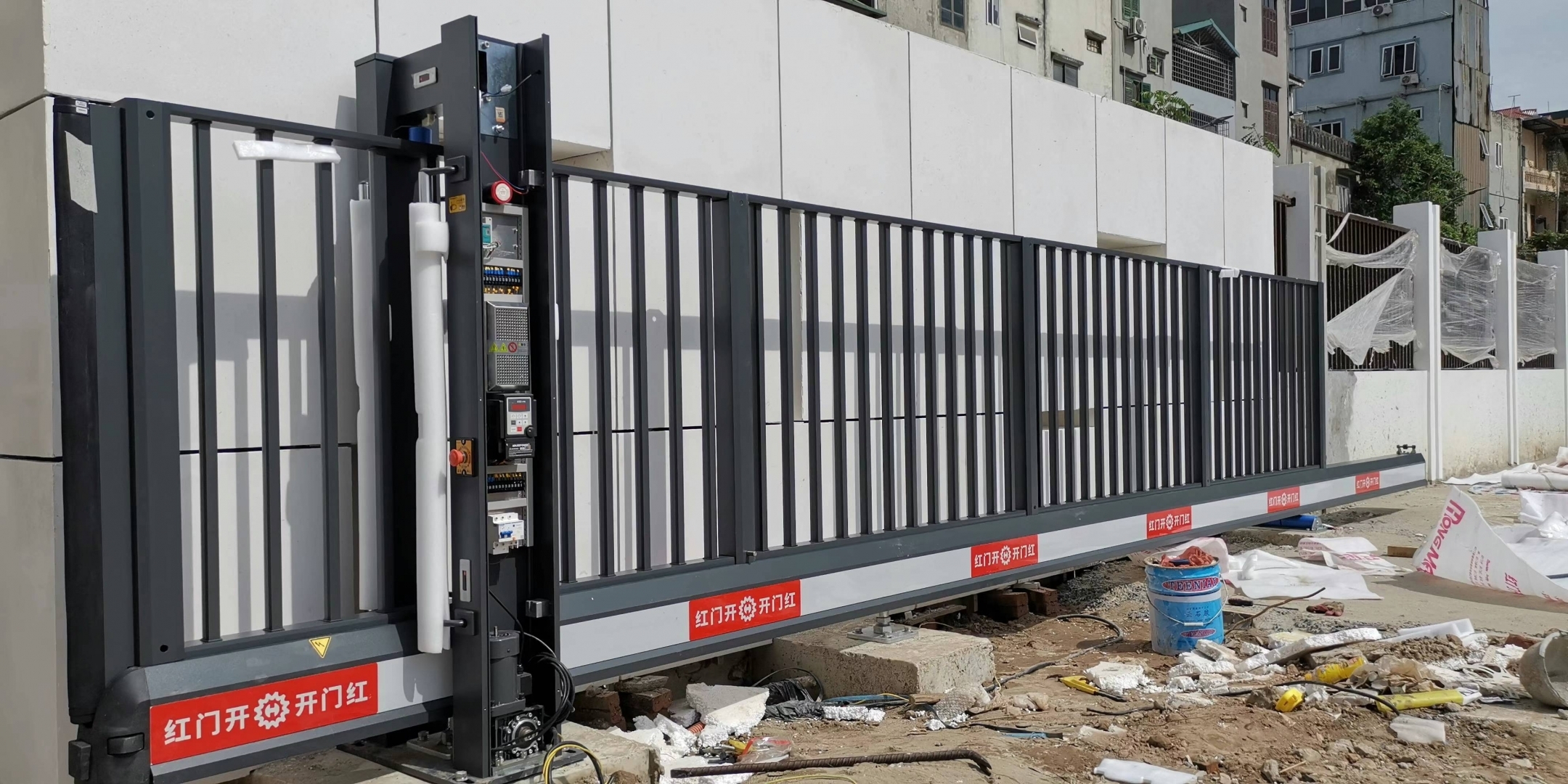 Làm sao chọn cổng treo tự động bền trên mười năm?