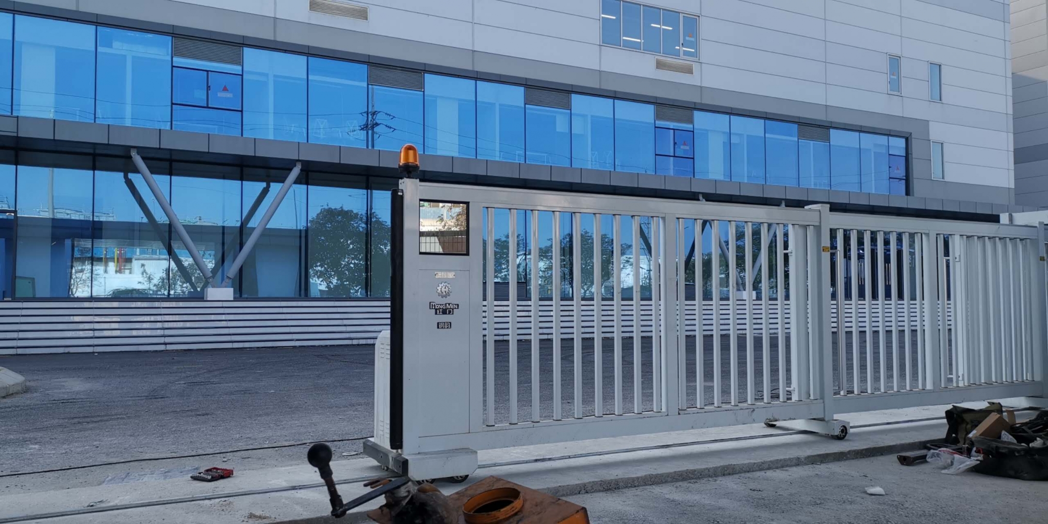 Lắp cổng trượt tự động cho khu công nghiệp cần lưu ý gì?