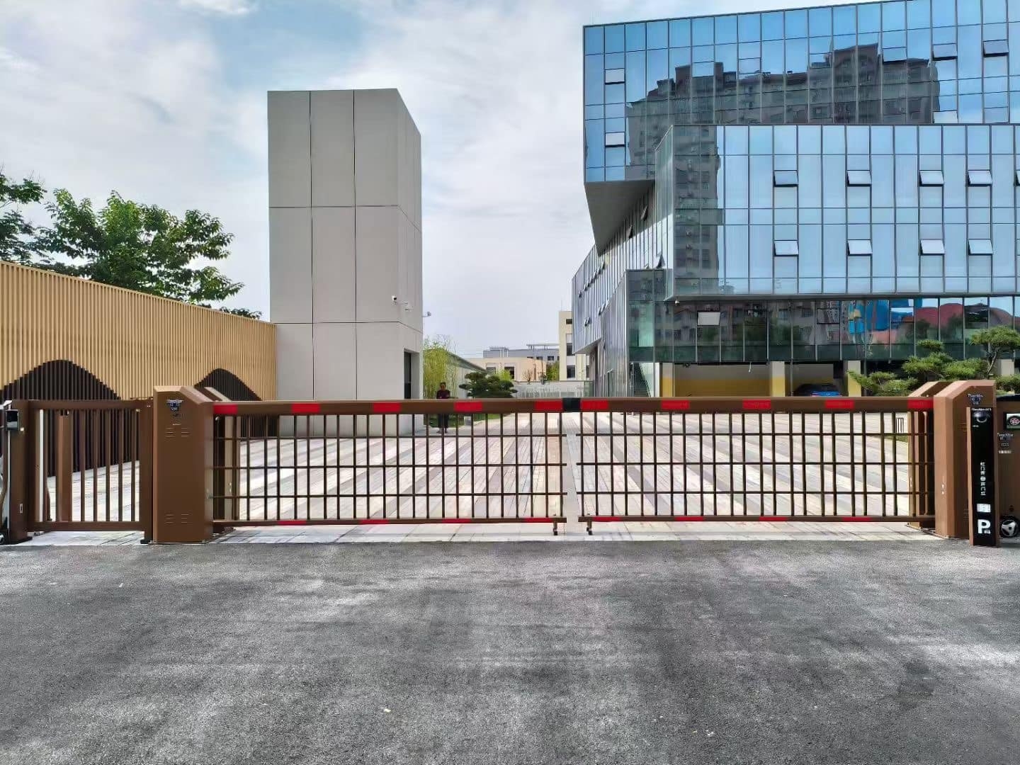 Máy nhận dạng biển số xe có phù hợp cho bãi đỗ xe ngoài trời không?