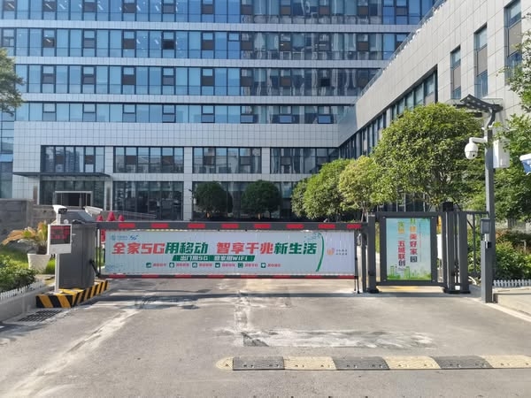 Máy nhận dạng biển số xe có phù hợp cho bãi đỗ xe ngoài trời không?