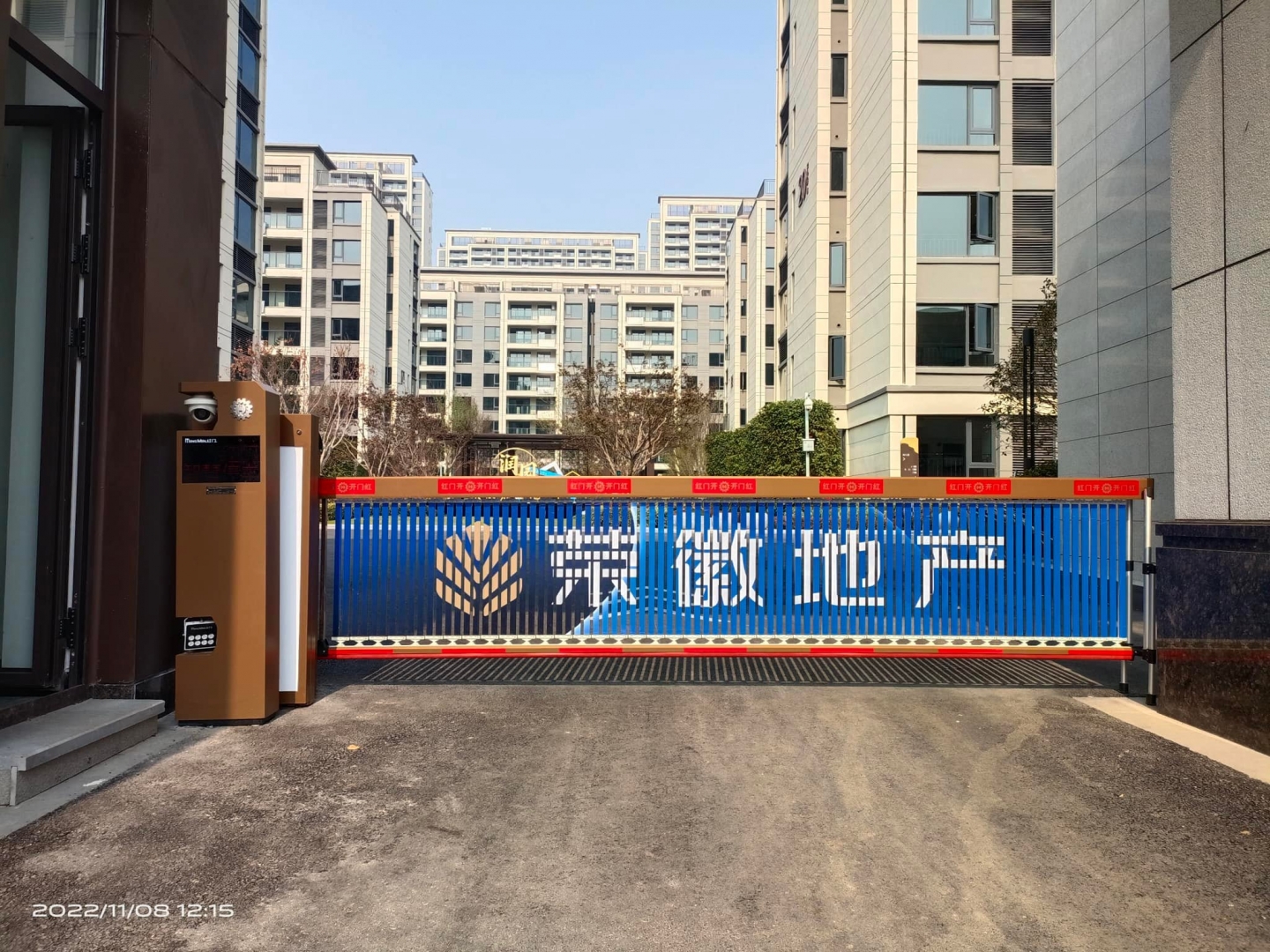 Máy nhận dạng biển số xe có phù hợp cho bãi đỗ xe ngoài trời không?