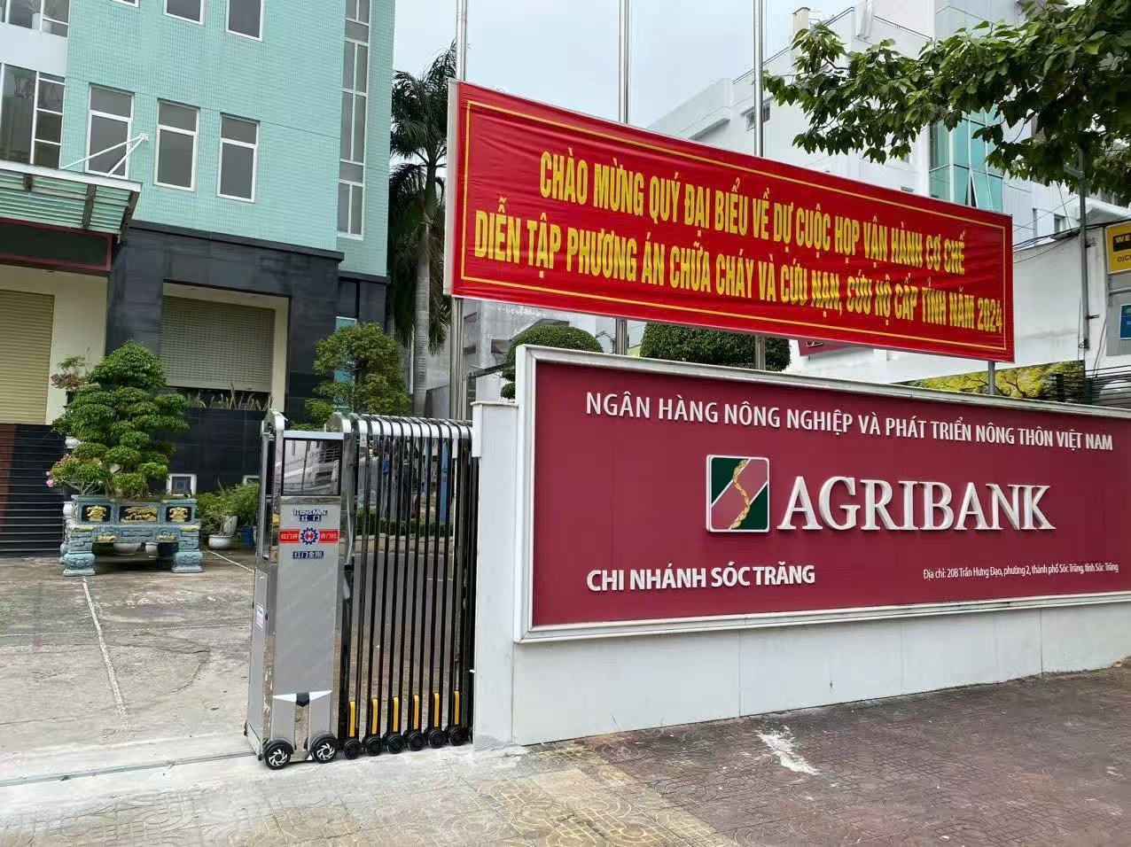 Muốn giữ sự kín đáo cho công trình hãy chọn loại cổng xếp này