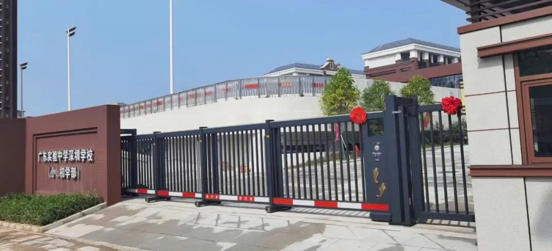 Vì sao các chuyên gia nói nên ưu tiên cổng trượt có nút dừng khẩn cấp?