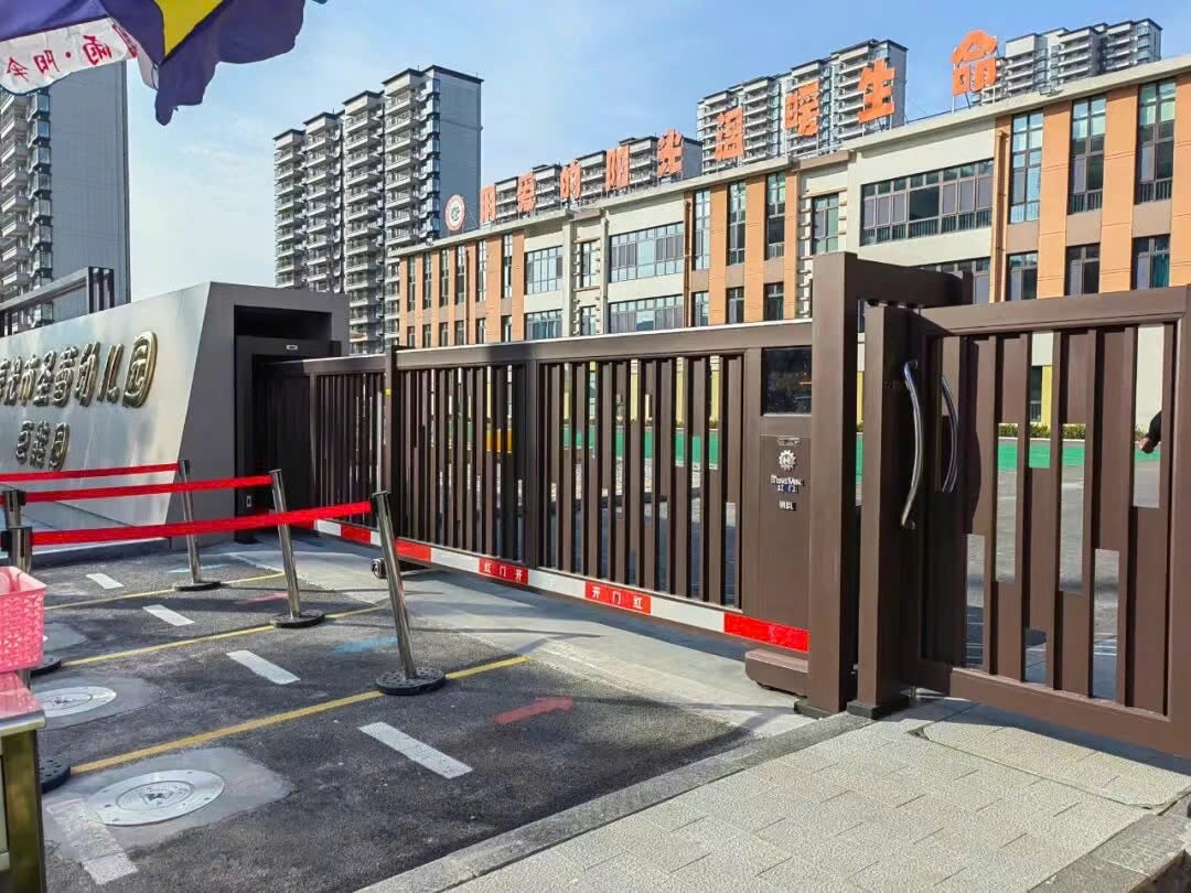 Vì sao các chuyên gia nói nên ưu tiên cổng trượt có nút dừng khẩn cấp?