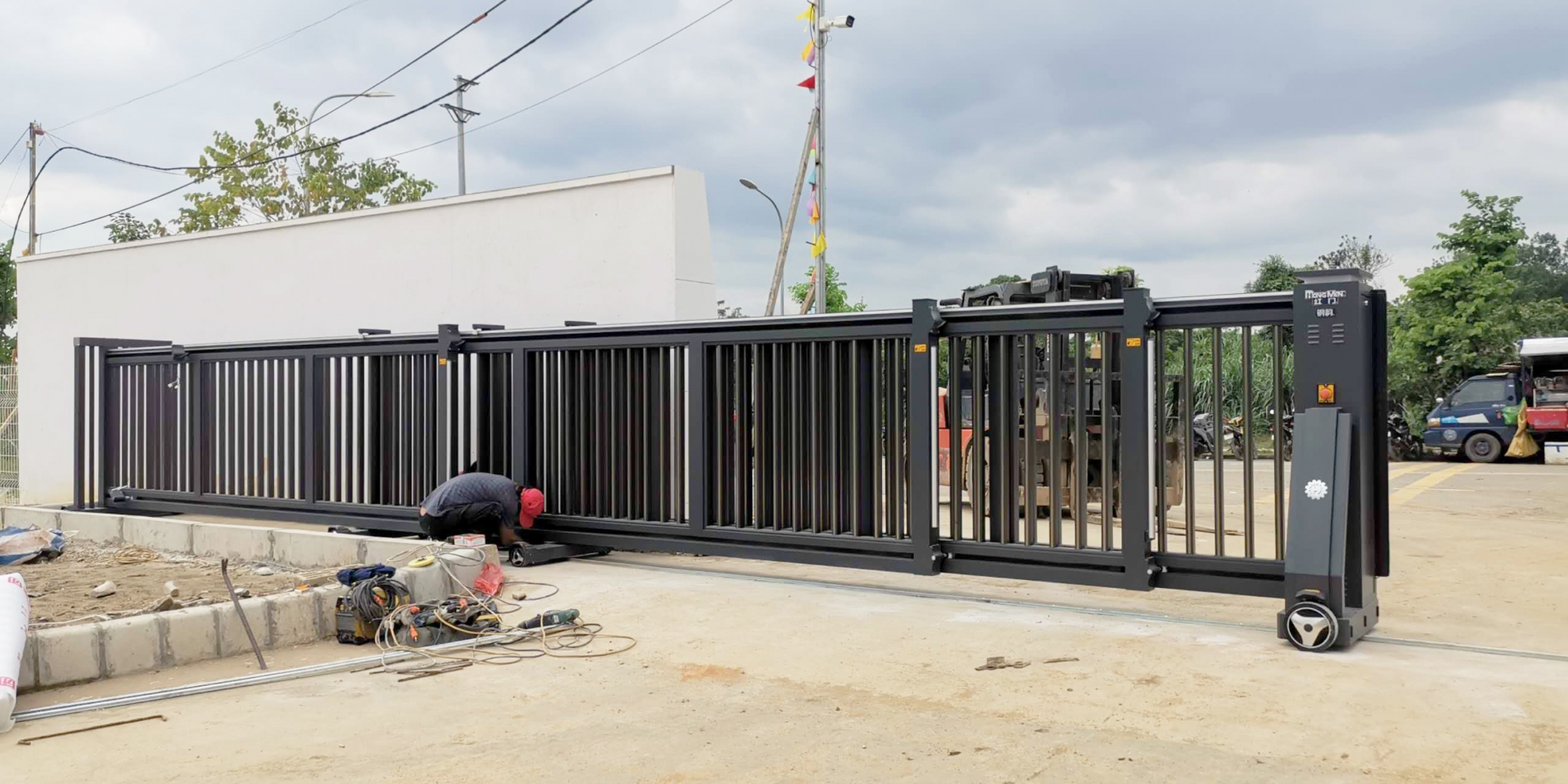 Vì sao các chuyên gia nói nên ưu tiên cổng trượt có nút dừng khẩn cấp?