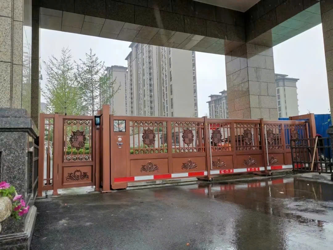 Vì sao các chuyên gia nói nên ưu tiên cổng trượt có nút dừng khẩn cấp?