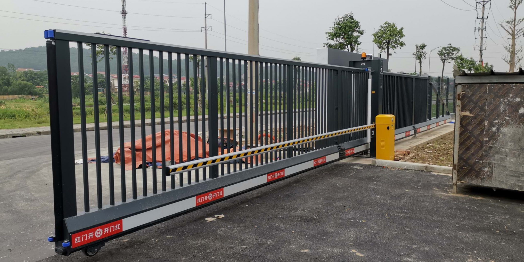Vì sao cổng treo tự động dễ hỏng và trục trặc vào mùa mưa?
